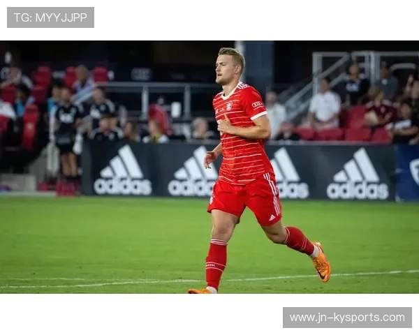 德利赫特加盟曼联，增强防线，德利赫特穿的什么球鞋